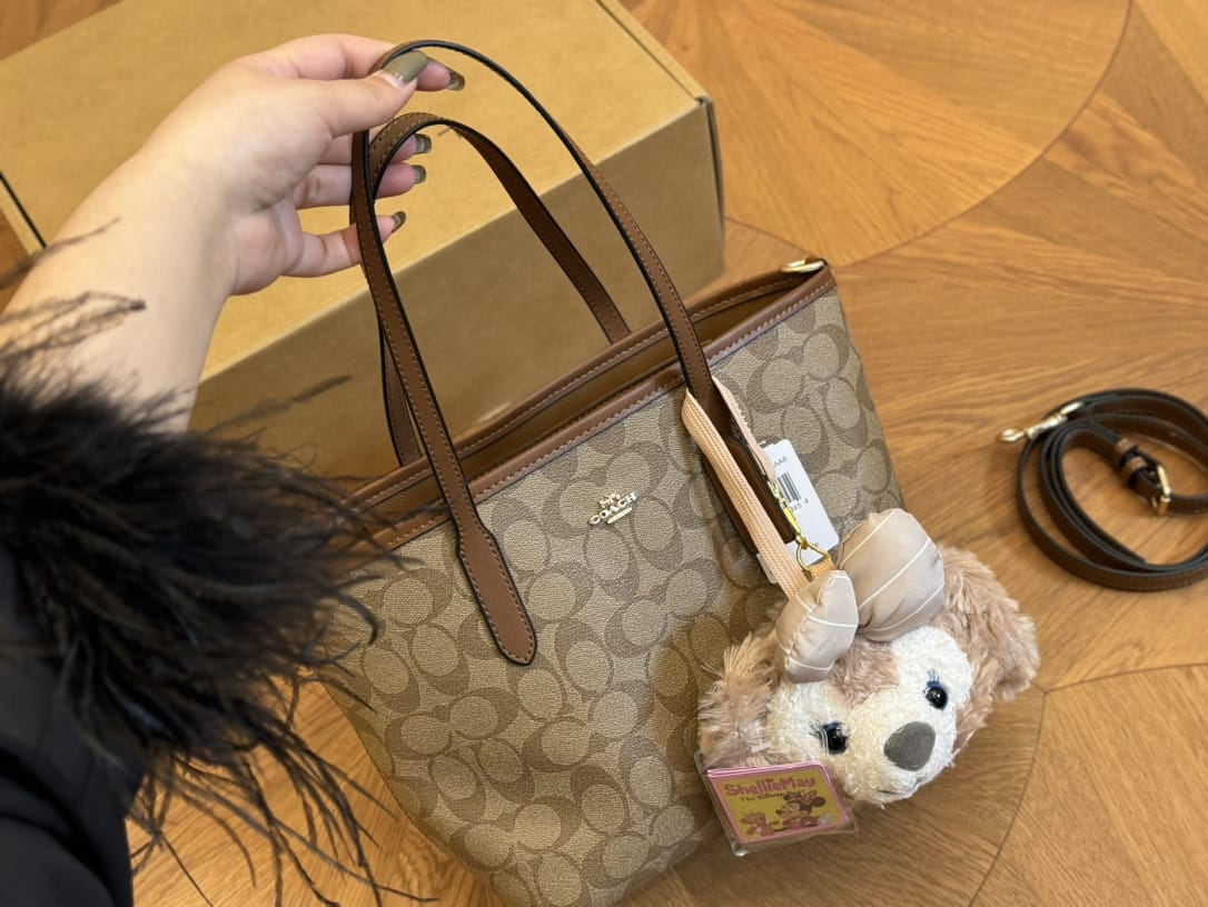 Coaach zip top tote bag with bear charm & ogbox