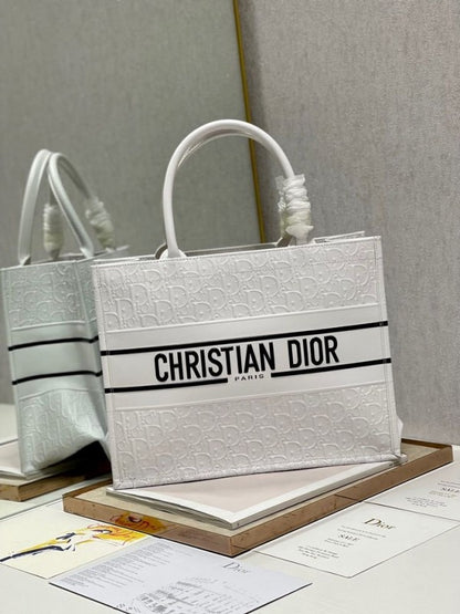 Dior tote bag premium quality with zipper(dust cover)