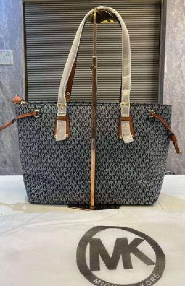 Michael Kors MK Voyager Tote Bag With Dust Bag