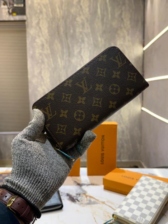 Louis Vuitton 32 Single Zippy Wallet With Original Box