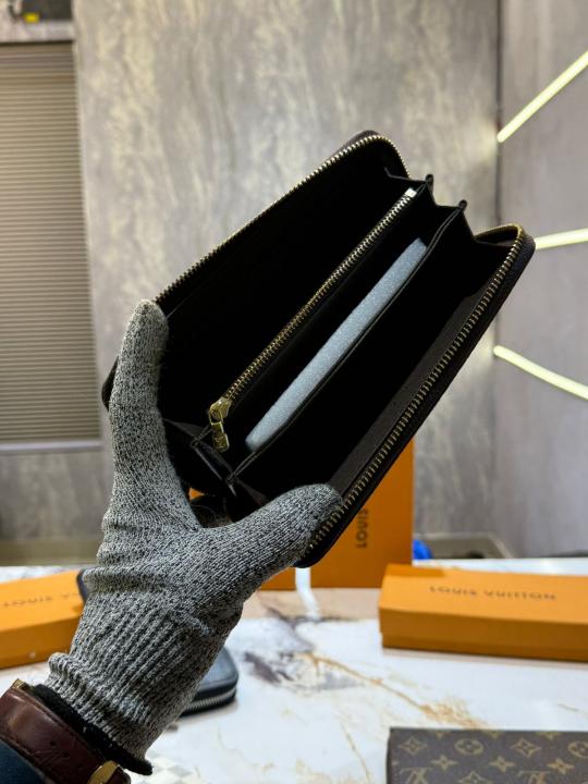 Louis Vuitton 32 Single Zippy Wallet With Original Box
