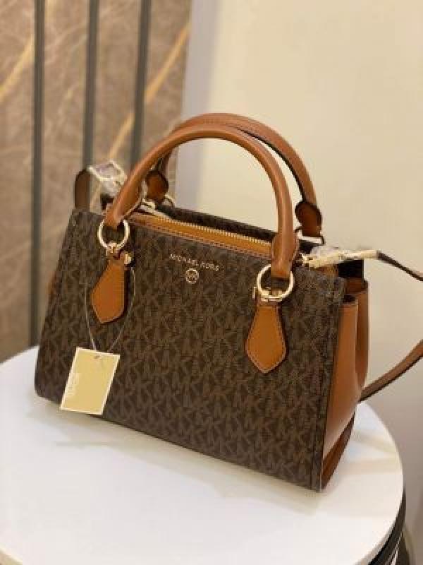 Miichael Kors Marilyn Stachel Bag With og box Sling belt
