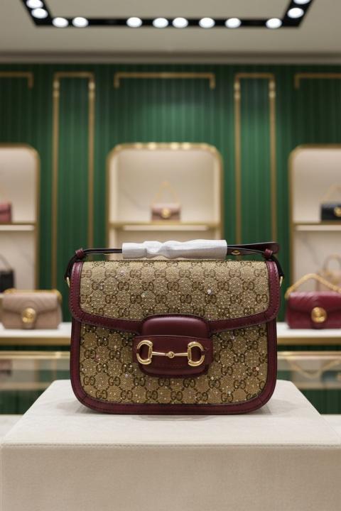 Guccii sling bag premium quality with double box packing