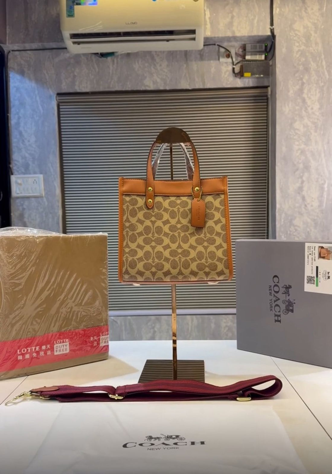 Coach field tote 22 bag with og folding box
