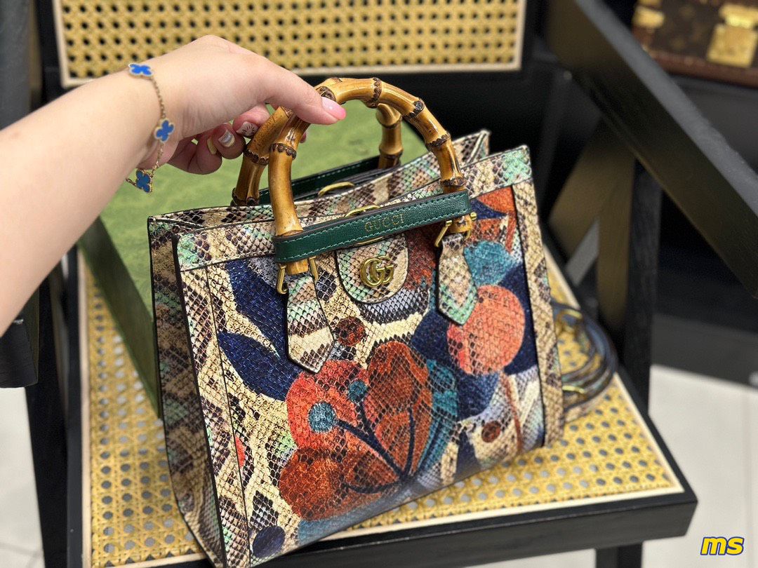 Guccii handbag premium quality with orignal box packing